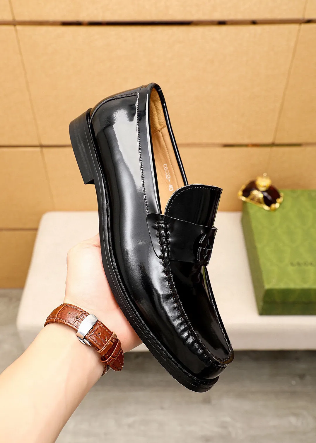 Men's shoes 💰480 💐 Product trademark: GUCCI "Gucci" casual leather shoes Regular size: 38-44 (45🉑️customized) Product materials: Selected imported first-layer open-edge beaded cowhide leather upper + luxury hardware buckle, imported water-dyed cowhide leather lining. Strong three-dimensional visual effect, combined outsole Color: 4⃣️colors available
